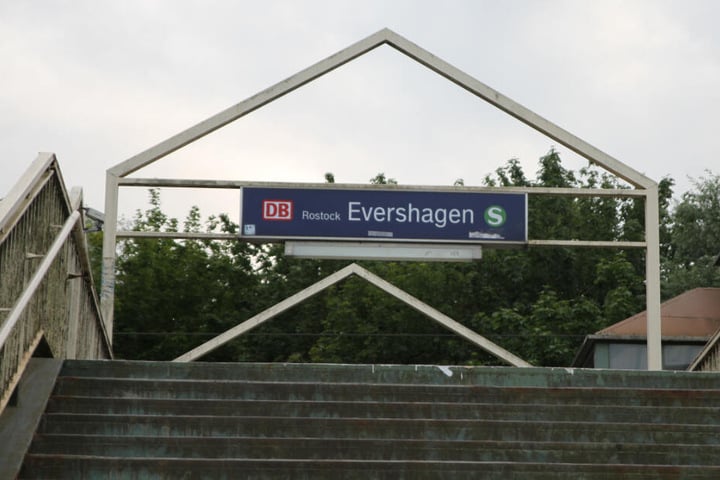 Der Überfall spielte sich am S-Bahnhof Evershagen ab.