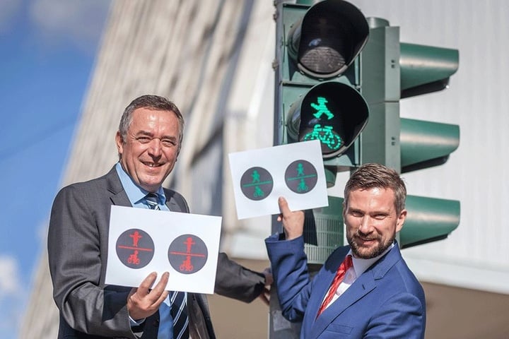 Wirtschaftsminister Martin Dulig (rechts, 43, SPD) gab das Go für die
Vater-Sohn-Ampeln in Plauen.