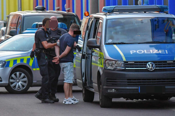 Die Täter hatten den Mann geschossen und mit einem Hammer auf seinen Kopf geschlagen.