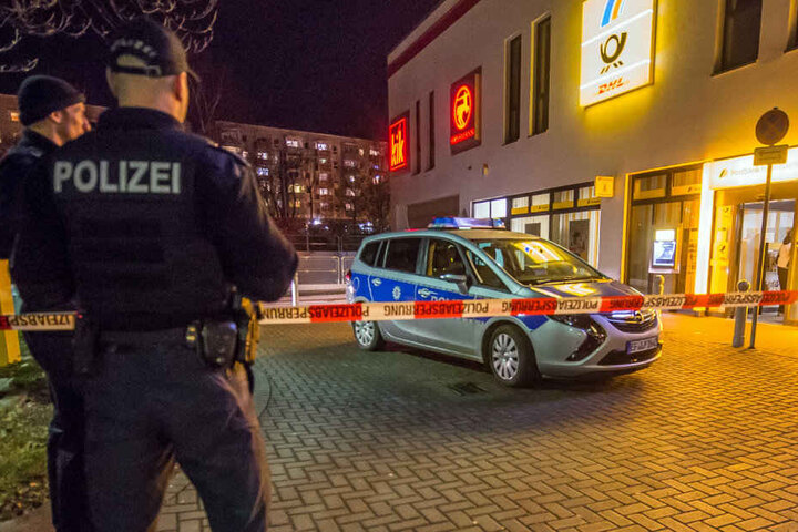 Die Polizei sperrte den Bereich um die Postbank-Filiale am Melchendorfer Markt ab.