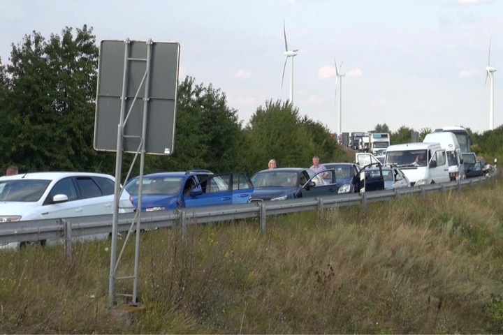 Der Autobahnzubringer von der A14 aus Richtung Leipzig kommend auf die A2 Richtung Hannover ist ebenfalls vollgesperrt.