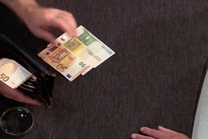 Am Ende erhält der Verkäufer 350 Euro für seine schmucke Lampe.
