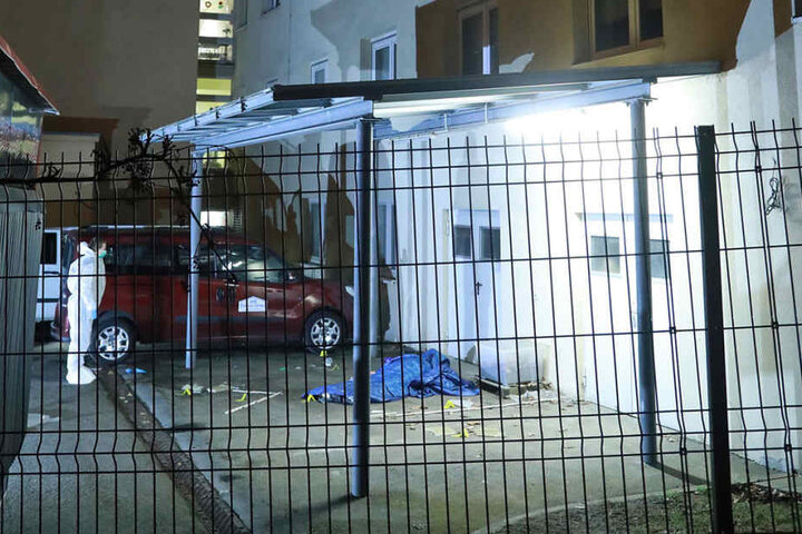 Bei seinem Sprung krachte der Mann durch das Vordach auf den Boden.