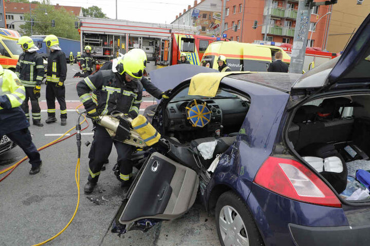 Durch den Aufprall wurde der Renault-Fahrer in seinem Wagen eingeklemmt und musste von der Feuerwehr befreit werden.