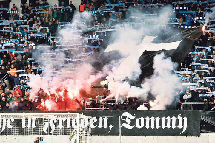 9. März, Chemnitz: In der Südkurve huldigen die Fans dem verstorbenen Neonazi Thomas Haller. Der CFC rutscht in eine tiefe Krise, verliert zwei Mal in Folge. Der Aufstieg ist für kurze Zeit in Gefahr.