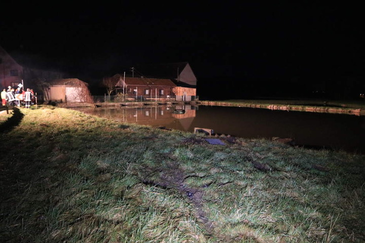 Die Feuerwehr rettete den Fahrer mit einem Boot.