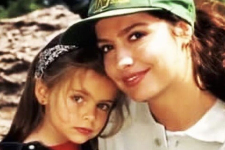 Mutter und Tochter: Sophia (l.) und Simone Thomalla (r.) müssen von ihrem Rudi Abschied nehmen.