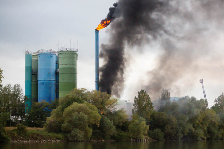 Auch aus Teilen der Kläranlage kamen Flammen.