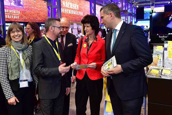 Sachsens Tourismusminister Martin Dulig (45, r.) und Kunstministerin Eva-Maria Stange (60, beide SPD) im Gespräch mit Marketing-Chef Jürgen Amann (46) am diesjährigen Dresdner ITB-Stand.