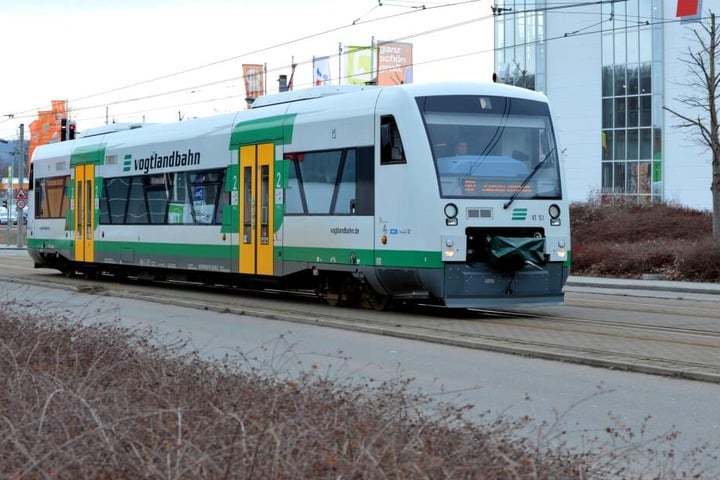 Der junge Mann legte sich auf die Schienen der Vogtlandbahn, so dass ein Triebwagen kurzzeitig stehen bleiben musste.