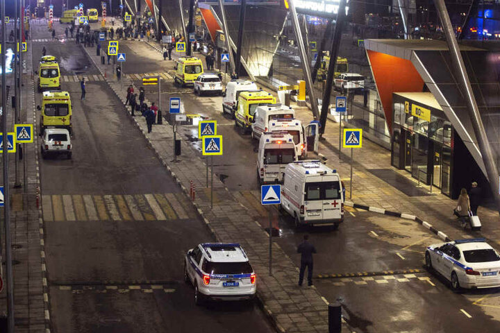 Einsatzfahrzeuge von Rettungskräften und Polizei stehen vor Russlands größtem Flughafen Scheremetjewo.