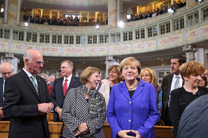 Angela Merkel (2.v.r.) beim Gottesdienst in der Frauenkirche.