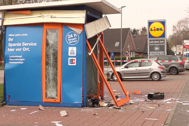 Mit einem lauten Knall und einer riesigen Explosion flog der Geldautomat in die Luft.