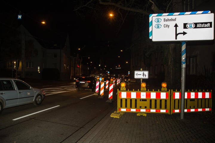 Fußgänger müssen die Straßenseite wechseln.