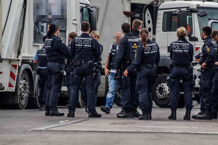 Polizisten bei der Durchsuchung.