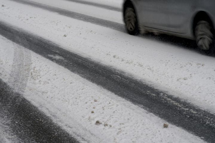 Aufgrund der Glätte kam der Fahrer von der Straße ab. (Symbolbild)