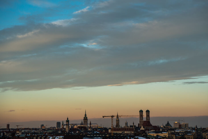 München am Morgen: Bewohner und Besucher dürfen sich am Wochenende auf gutes Wetter freuen. (Archivbild)
