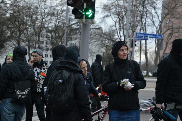 Juliane Nagel schließt sich der Demonstration vor der Polizeidirektion an.