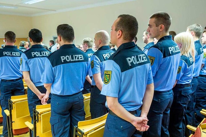 Auszubildende zur Wachpolizei. Werden die Aufgaben der Hilfspolizisten bald erweitert?