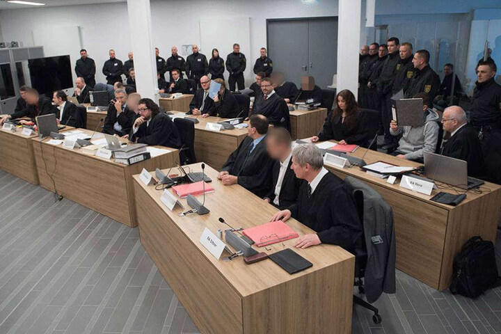 Die Angeklagten in dem zum Verhandlungsraum umgebauten Speisesaals des Flüchtlingsheims auf der Stauffenbergallee.