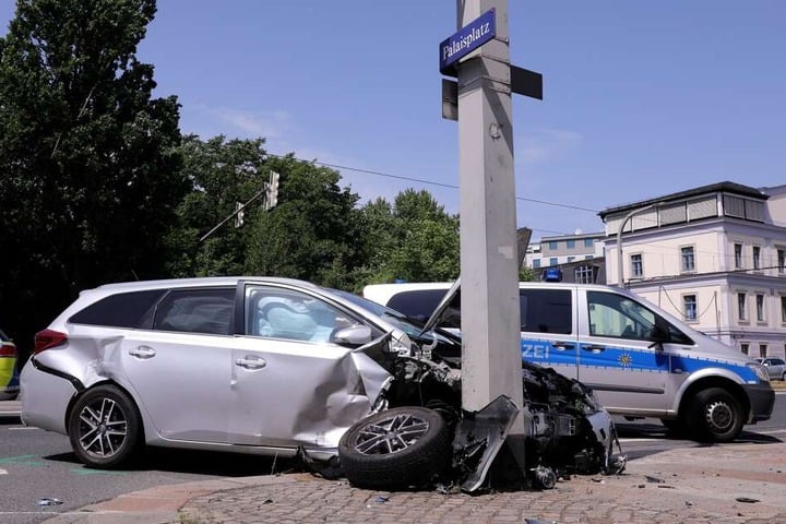 Die Frau im Toyota konnte nicht mehr bremsen, erfasste den Honda und knallte gegen einen Lichtmast.