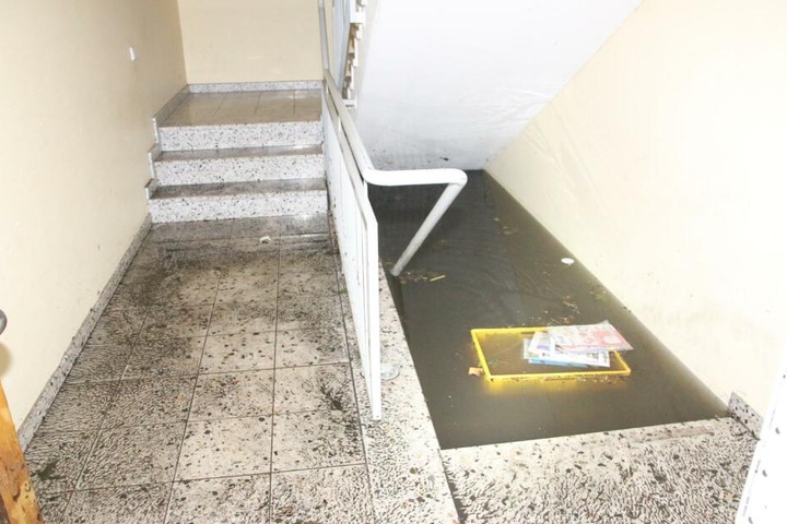 In Lichtenberg steht ein Keller eines Wohnhauses bis zum Hausflur-Boden voll mit Wasser.