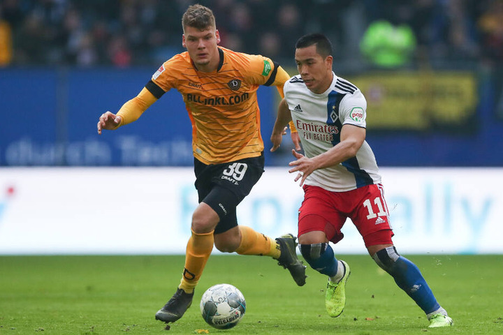 Dresdens Kevin Ehlers (l.) und Hamburgs Bobby Wood im Zweikampf um den Ball.