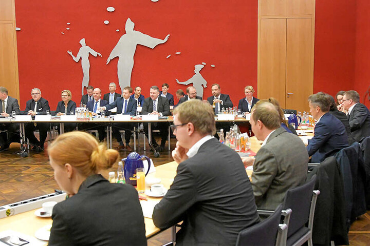 Je zehn Vertreter der drei Parteien tagen in der großen Runde - wie gestern zum Auftakt im Dresdner Ständehaus.