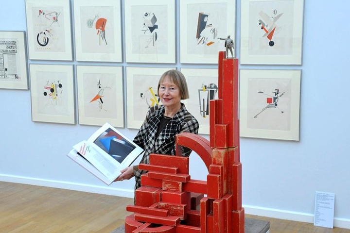 Kunstsammlungen-Leiterin Ingrid
Mössinger vor Werken der neuen Ausstellung „Revolutionär!“.