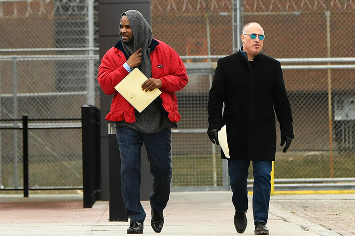 Kelly verlässt mit seinem Verteidiger Greenberg im März diesen Jahres das Cook County Gefängnis in Chicago.