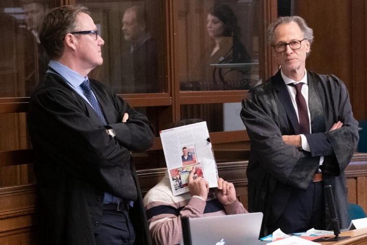 Der angeklagte Denis W. sitzt zum Prozessauftakt im Zusammenhang mit dem Diebstahl der Goldmünze "Big Maple Leaf" aus dem Bode-Museum neben seinen Anwälten.