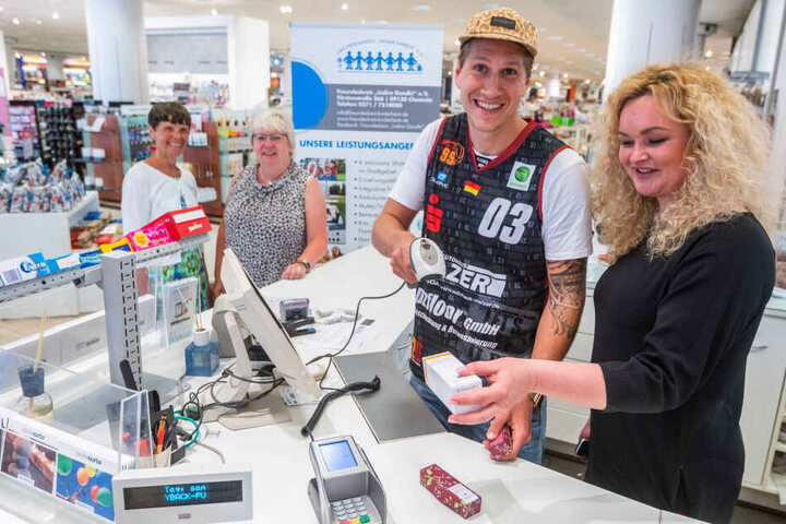 Malte Ziegenhagen (28) verteilte bei Galeria Kaufhof gestern fleißig Kassenbons. Kaufhof-Chefin Kathrin Baranowsky (43) freute sich über die Unterstützung.