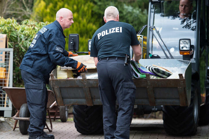 Bei der Durchsuchung auf dem Grundstück des mutmaßlichen Serienmörders haben die Polizisten zahlreiche Gegenstände gesichert (Archivbild).