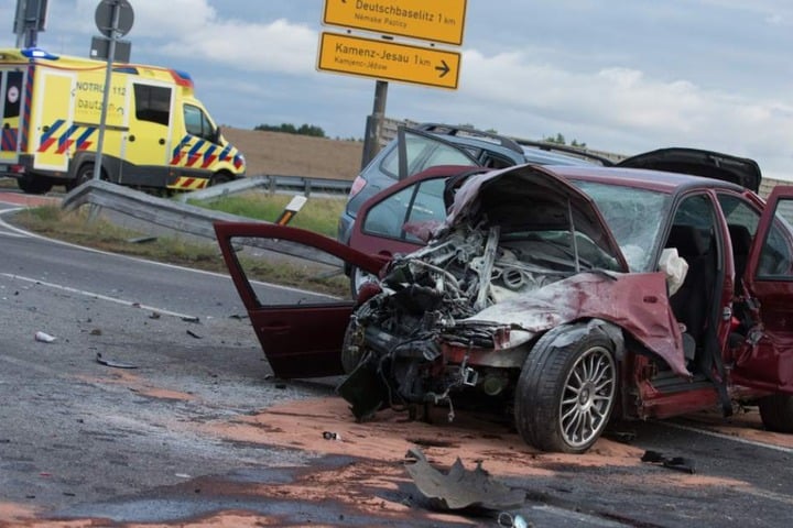 Die beiden Autos waren an der Kreuzung am Abzweig Deutschbaselitz ineinander gekracht.