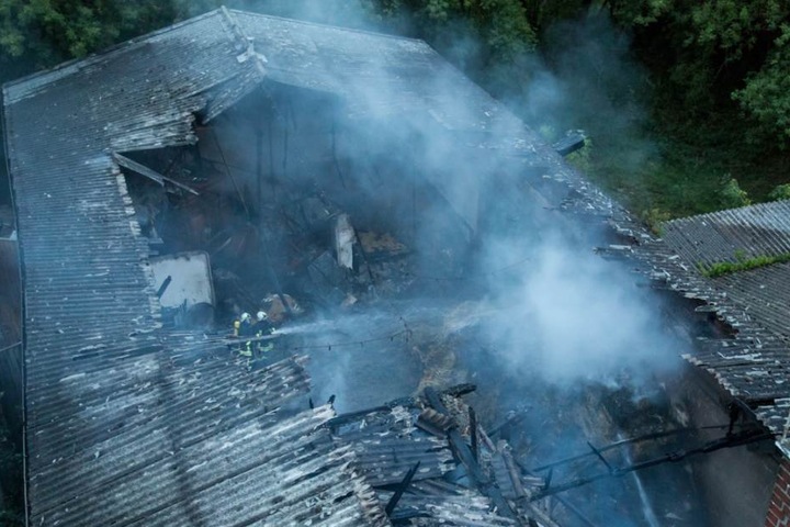 Stundenlang dauerten die Löscharbeiten an. Die Neustädter Feuerwehr musste sich eine Drehleiter aus Bischofswerda leihen, um aufs Dach zu kommen.