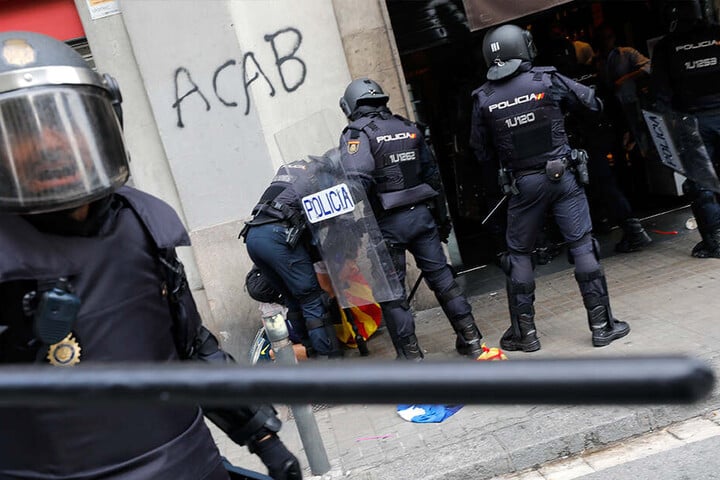Freitagabend, Barcelona: Polizisten verhaften einen Demonstranten bei Zusammenstößen während eines Protestes.