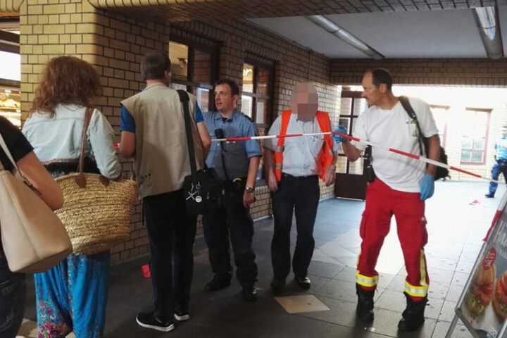 Der Fahrer (rote Weste) musste mit einem Schock ins Krankenhaus.
