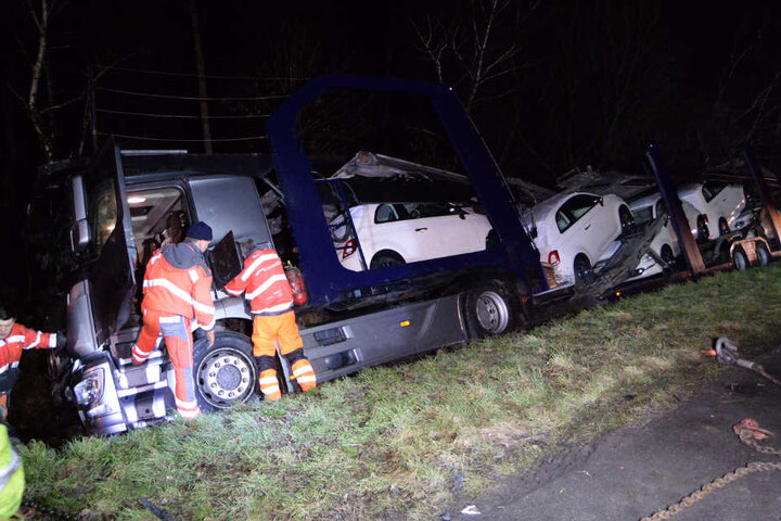 Der Lkw kippte in den Straßengraben.