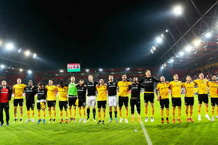 Die Dynamo-Spieler feierten in Regensburg mit ihren Fans ausgelassen den ersten Auswärtssieg der noch jungen Saison.