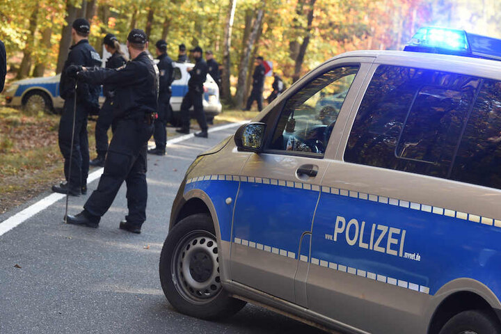 Polizisten durchsuchten auch ein angrenzendes Waldstück nach dem Vermissten. (Symbolbild)