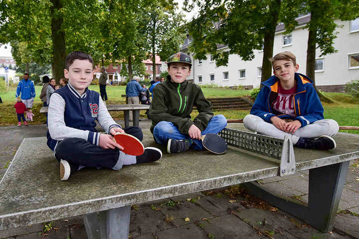 Finn (11) und seine Kumpels (kevin (11) und Louis (10) spielen am liebsten an den Tischtennisplatten.