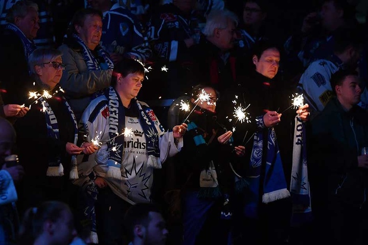 Die Dresdner Fans hatte gehofft, dass ihrem Team auf dem Eis ein Licht aufgeht und sie nach acht Pleiten gegen Heilbronn den ersten Sieg holen.