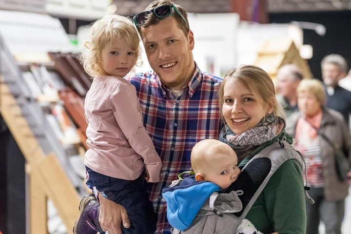 Claudia (31) und Martin Steglich (32) bauen für sich und ihre beiden Knirpse
Luise (3) und Paul (5 Monate) ein hübsches Häuschen im Grünen.
