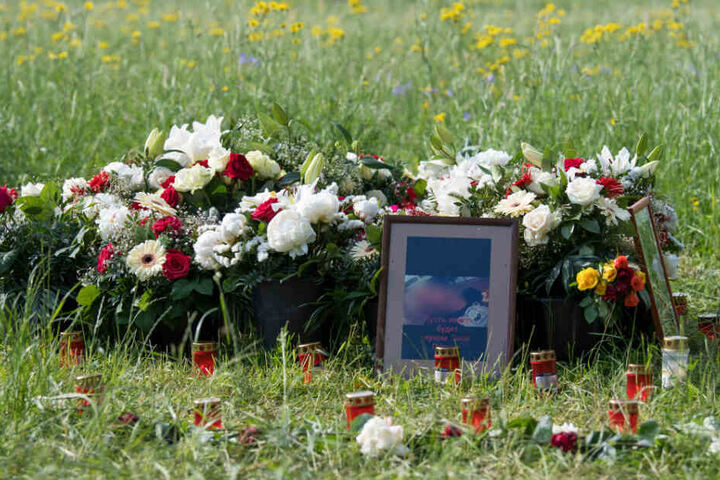 Blumen, Grablichter und Porträts der Getöteten wurde nach der Tat am Fundort der Leiche abgelegt.