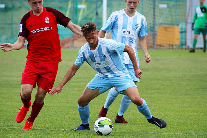 Erik Tallig (r.), der bereits im Hinspiel getroffen hatte, leitete mit seinem verwandelten Foulelfmeter die hoch dramatische Schlussphase ein. Der 19-Jährige springt als Einziger aus der "U19" ins Drittliga-Team.