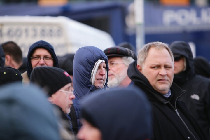 Silvio Rösler (Mitte, blaue Kapuzenjacke)