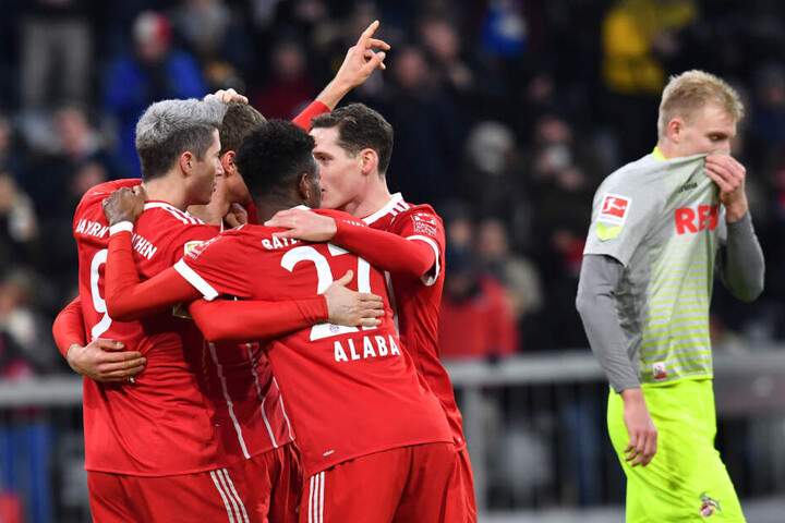 Thomas Sörensen (r) darf sitzt in dieser Saison meistens nur auf der Bank.
