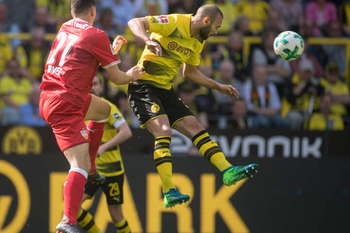 Dortmunds Ömer Toprak (r.) und Mario Gomez von Stuttgart versuchen an den Ball zu kommen.