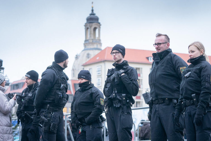 Polizisten am Nachmittag auf dem Altmarkt in Dresden