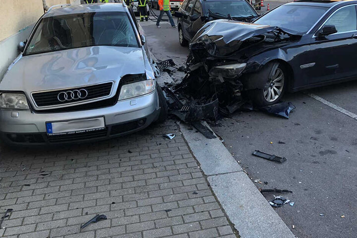 Der Audi wurde regelrecht gegen die Hauswand geschleudert.